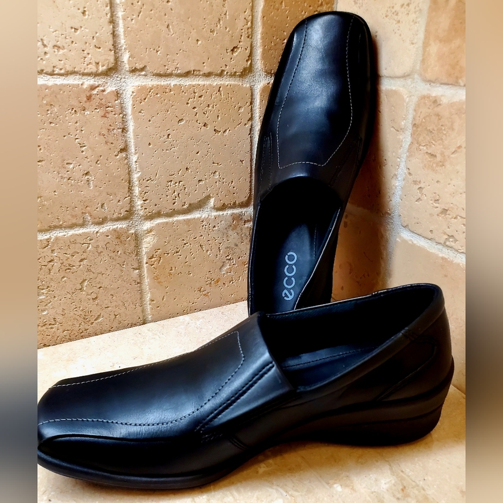 Ecco Wome's Shade Bike Toe Hi Classic Black Leather Slip-On Loafers Size 7.5/37